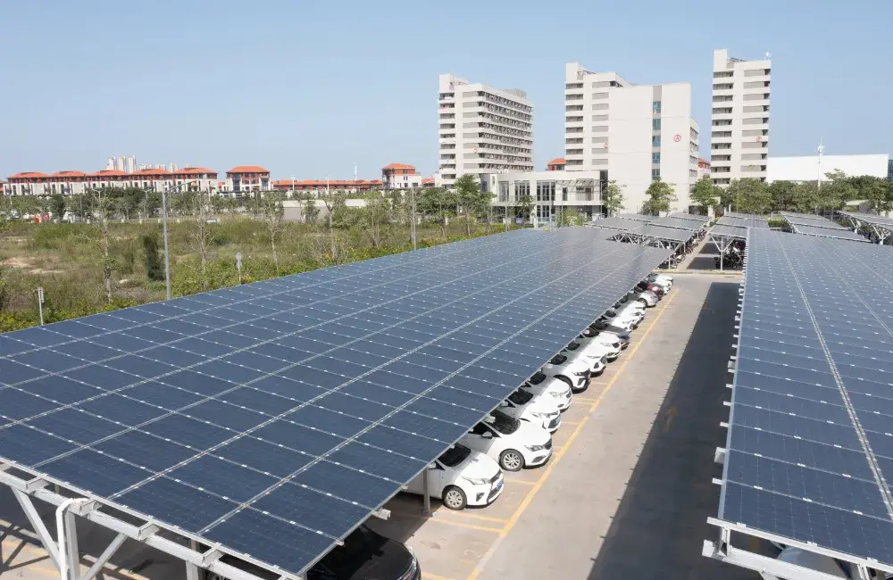 Solar Carport คืออะไร? โซลูชันพลังงานสะอาดที่ช่วยเพิ่มมูลค่าการใช้พื้นที่จอดรถขององค์กร ทางเลือกใหม่ของธุรกิจยุค Net Zero